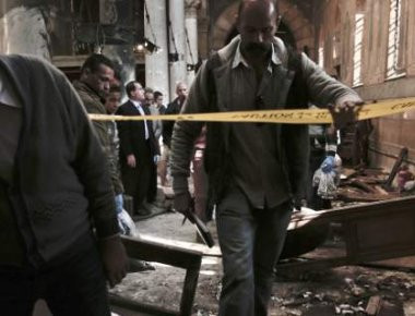 ΕΚΤΑΚΤΟ: Βομβιστής αυτοκτονίας επιτέθηκε σε χριστιανική εκκλησία στην Αλεξάνδρεια- Τουλάχιστον 6 νεκροί (φωτό, βίντεο)